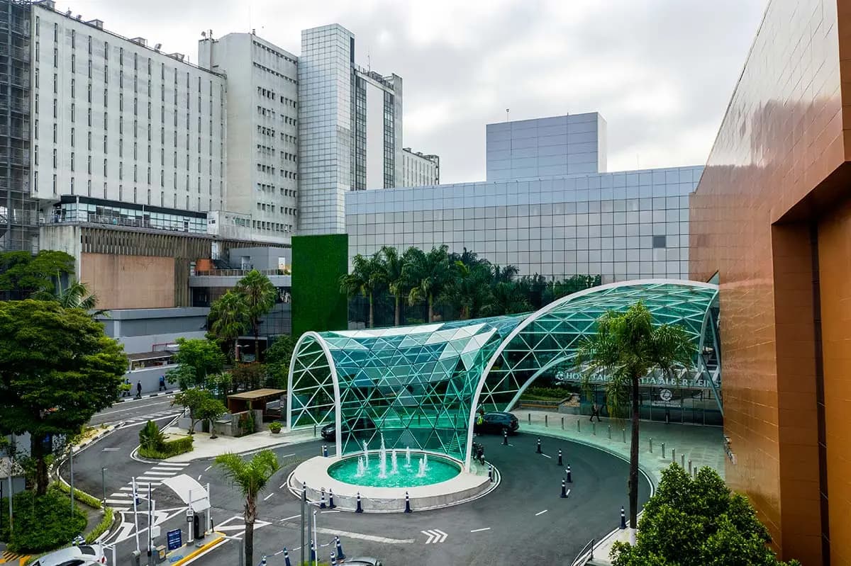 Hospital Albert Einstein com infraestrutura moderna e equipe médica especializada